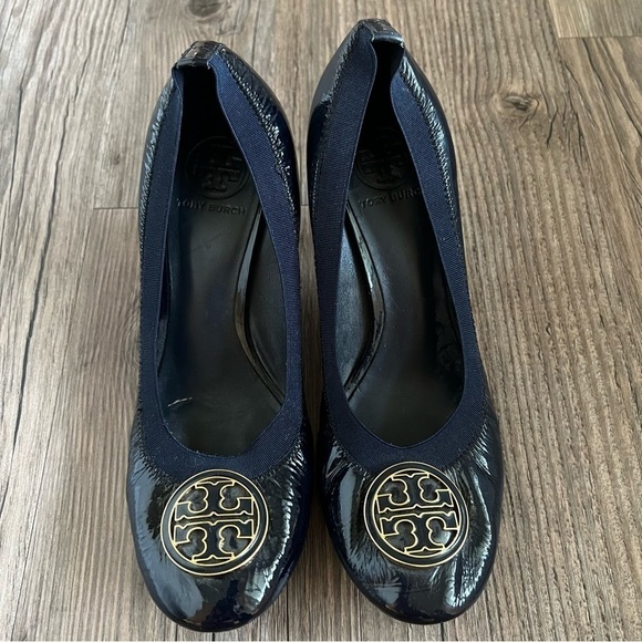Tory Burch Black Patent Leather Caroline Reva Scrunch Pumps Size 9 - Picture 3 of 7